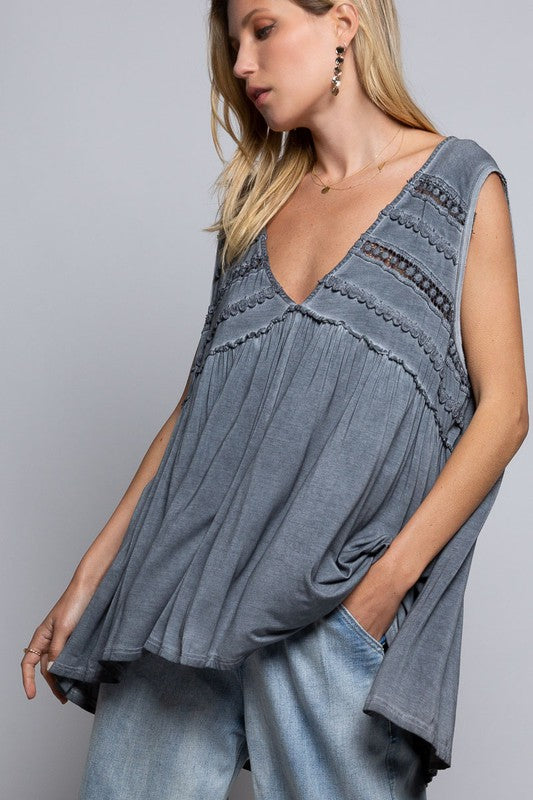 FEMININE TOP