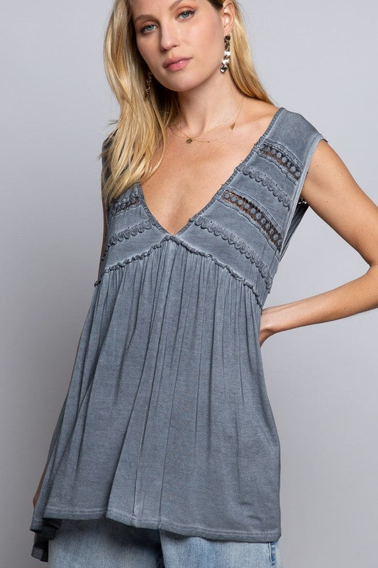 FEMININE TOP